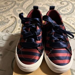 Brand new in box crest stripe wine/navy sperry shoes with ribbon laces. Size 6